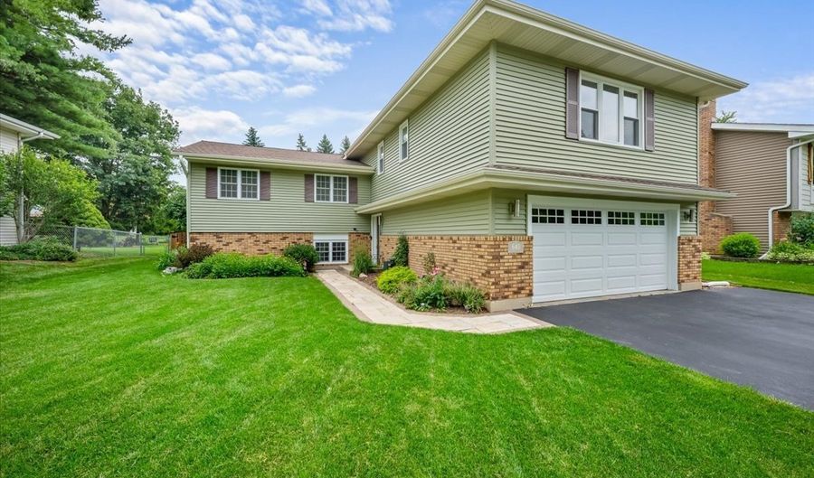 640 Ash St, Algonquin, IL 60102 - 5 Beds, 3 Bath