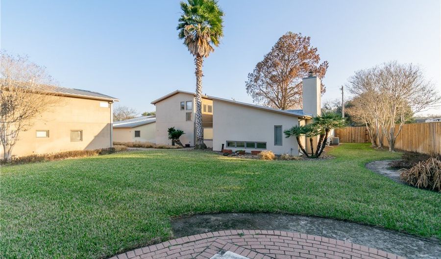1500 Morningside Dr, Alice, TX 78332 - 3 Beds, 3 Bath