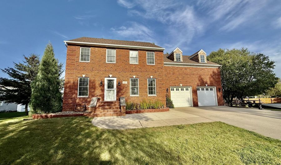 1522 N 20th St, Aberdeen, SD 57401 - 3 Beds, 3 Bath