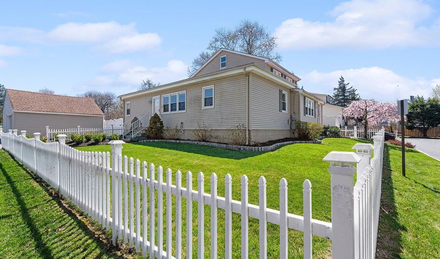 42 Lake Blvd, Aberdeen, NJ 07747 - 5 Beds, 3 Bath