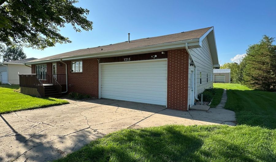 1215 NE 24th Ave, Aberdeen, SD 57401 - 4 Beds, 2 Bath