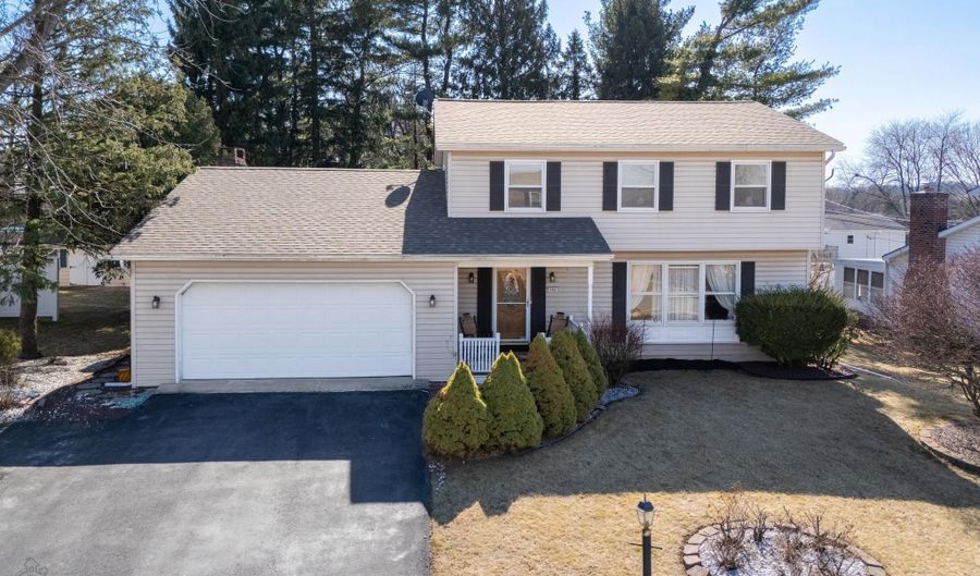 990 HILL Dr, Allentown, PA 18103 - 4 Beds, 4 Bath