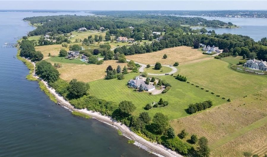 33 Courageous Cir, Bristol, RI 02809 - 3 Beds, 3 Bath