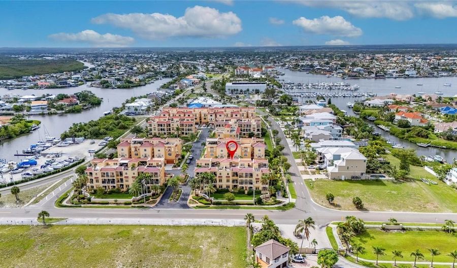 6408 MAYRA SHORES Ln, Apollo Beach, FL 33572 - 5 Beds, 4 Bath