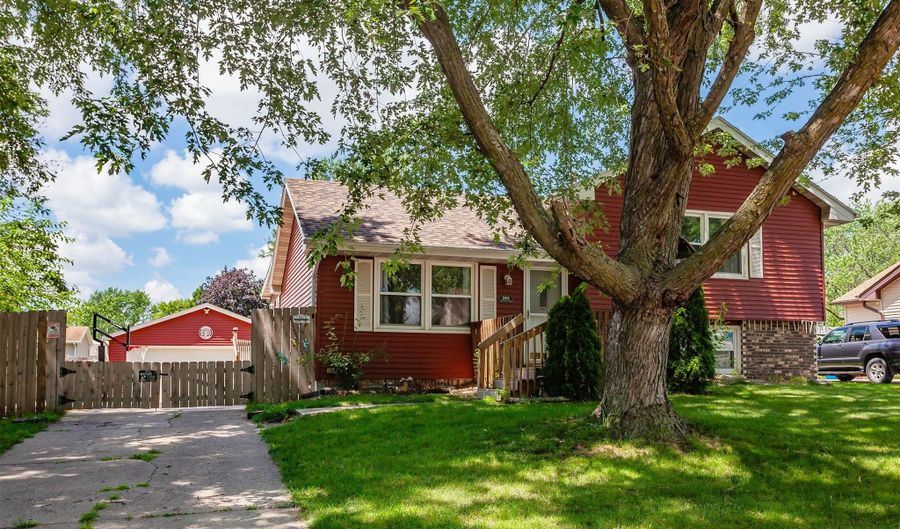 202 11th Ave NW, Altoona, IA 50009 - 4 Beds, 2 Bath