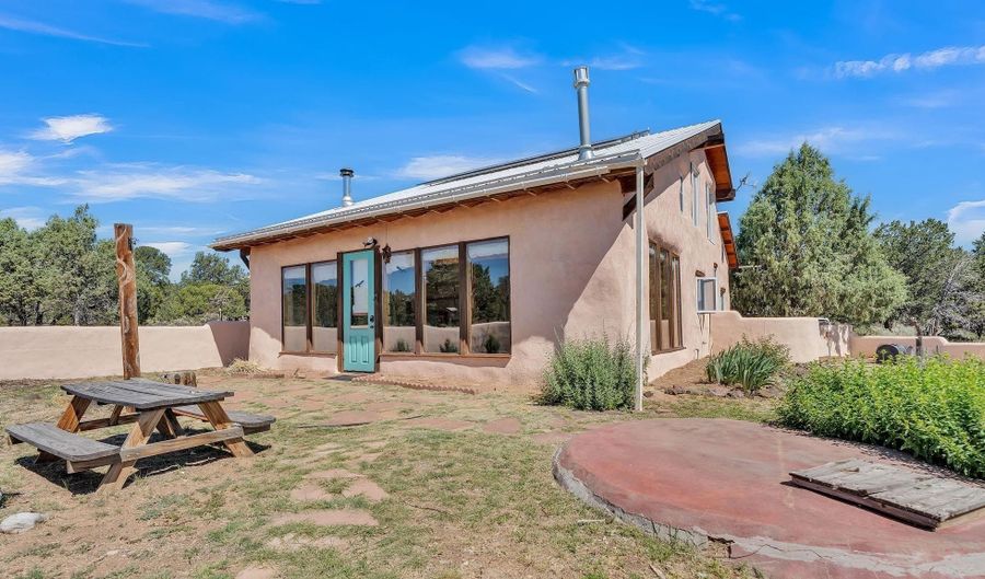 77 North Rd, Carson, NM 87517 - 2 Beds, 2 Bath