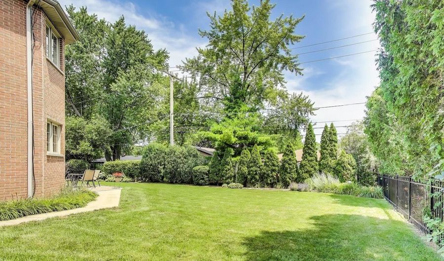 913 S DRYDEN Pl, Arlington Heights, IL 60005 - 5 Beds, 5 Bath