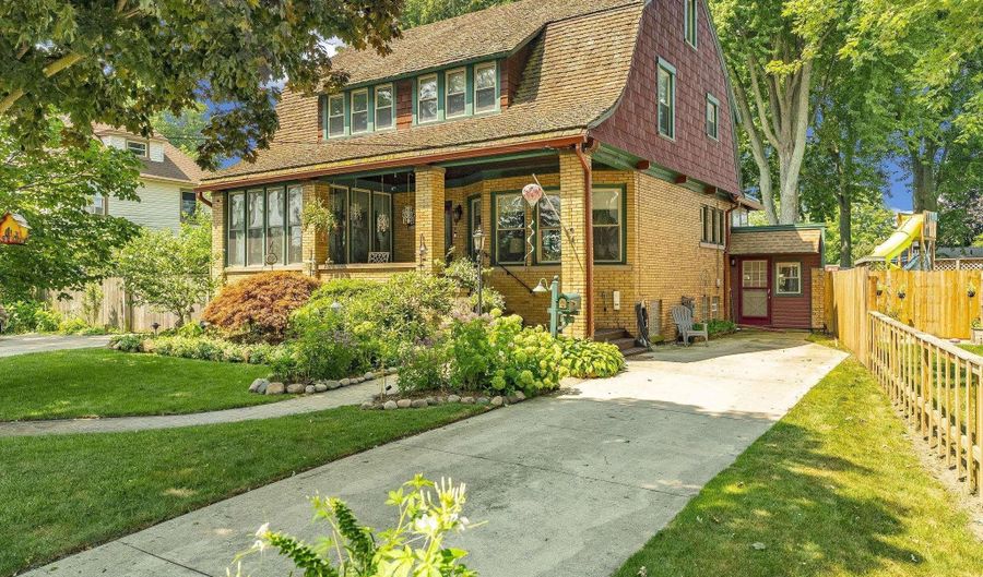 1805 ST Clair River Dr, Algonac, MI 48001 - 4 Beds, 3 Bath