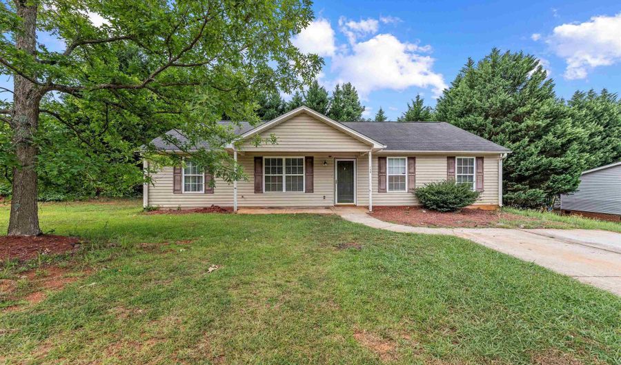 159 Falcon Ridge Dr, Boiling Springs, SC 29316 - 4 Beds, 2 Bath