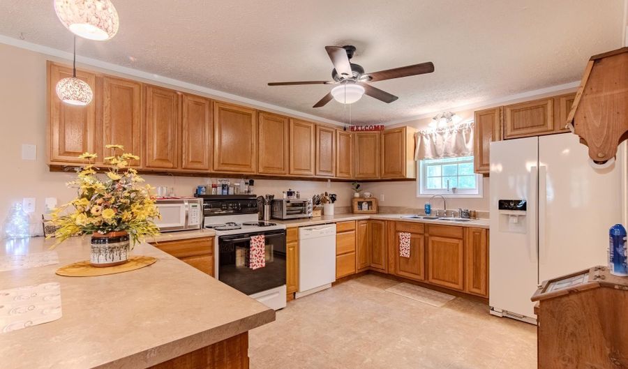 85 NELLS KNOB, Bath Springs, TN 38311 - 2 Beds, 2 Bath