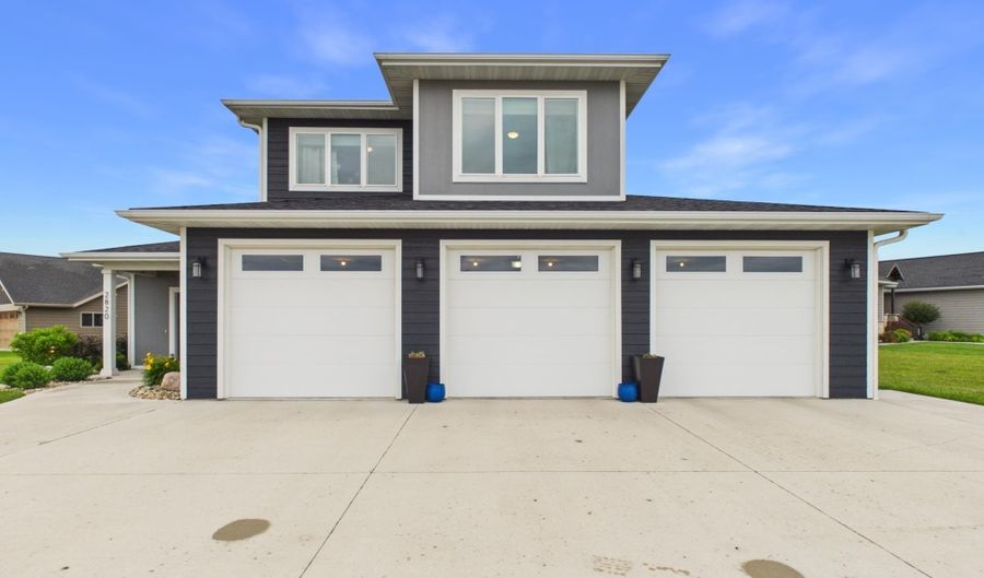 2820 Sweetgrass Dr, Brookings, SD 57006 - 3 Beds, 3 Bath