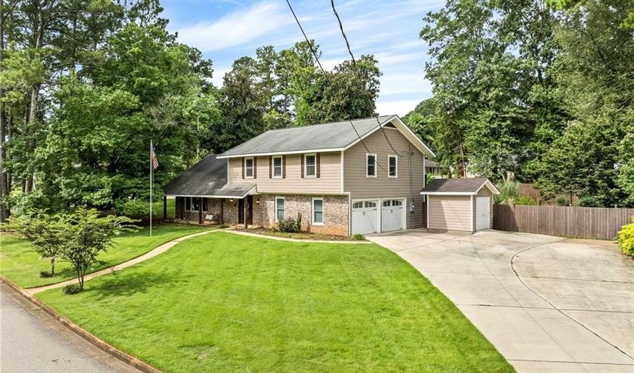 901 CHEROKEE Rd, Auburn, AL 36830 - 4 Beds, 3 Bath
