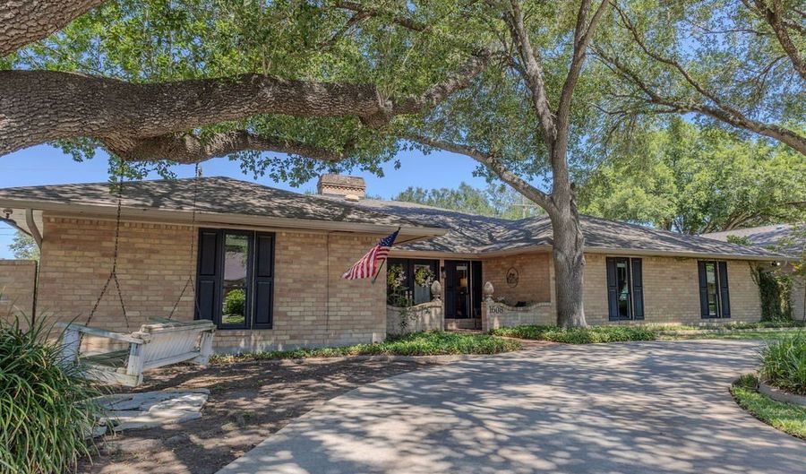 1608 Delwood, Alice, TX 78332 - 4 Beds, 3 Bath