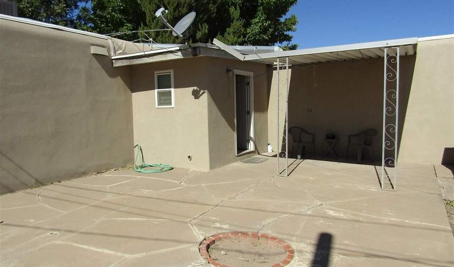 901 S 10th Street Ct, Artesia, NM 88210 - 2 Beds, 1 Bath
