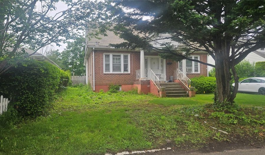 37 Netz Pl, Albertson, NY 11507 - 4 Beds, 2 Bath