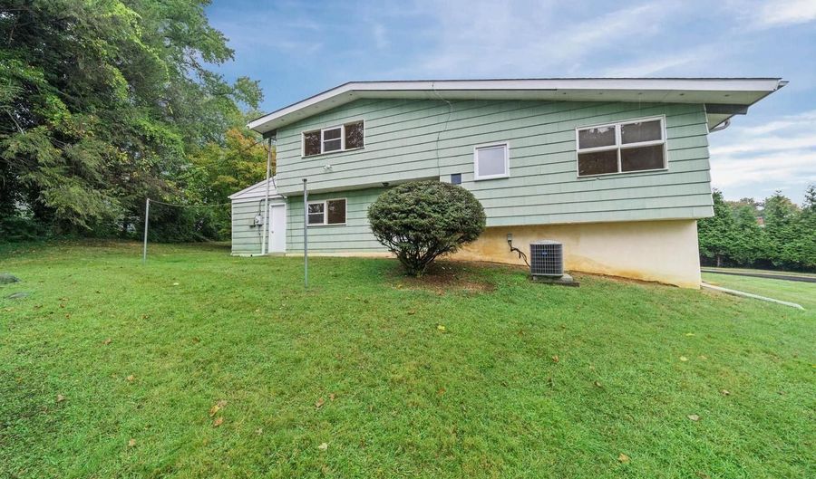 102 OLYMPIA Dr, Claymont, DE 19703 - 3 Beds, 2 Bath