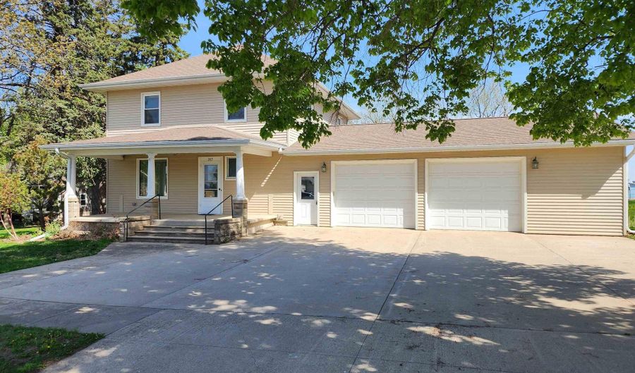 317 E 1st St, Arthur, IA 51431 - 4 Beds, 2 Bath