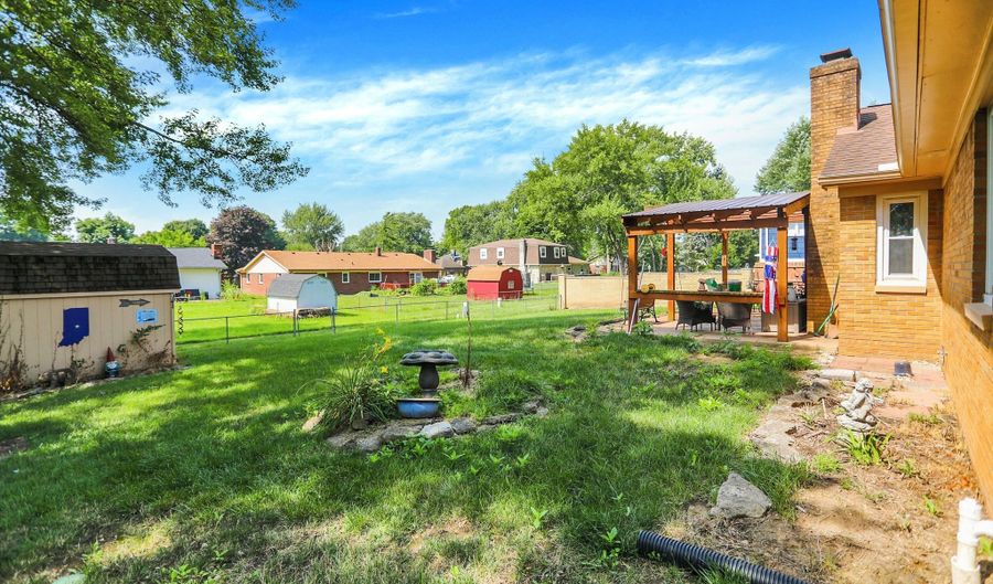 639 W Banta Rd, Indianapolis, IN 46217 - 3 Beds, 3 Bath
