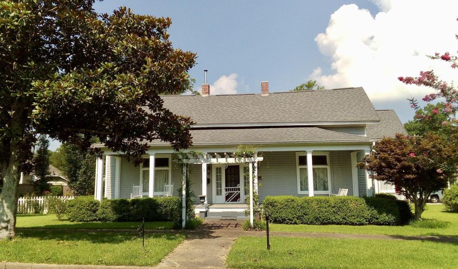 303 S Hickory St, Aberdeen, MS 39730 - 3 Beds, 3 Bath