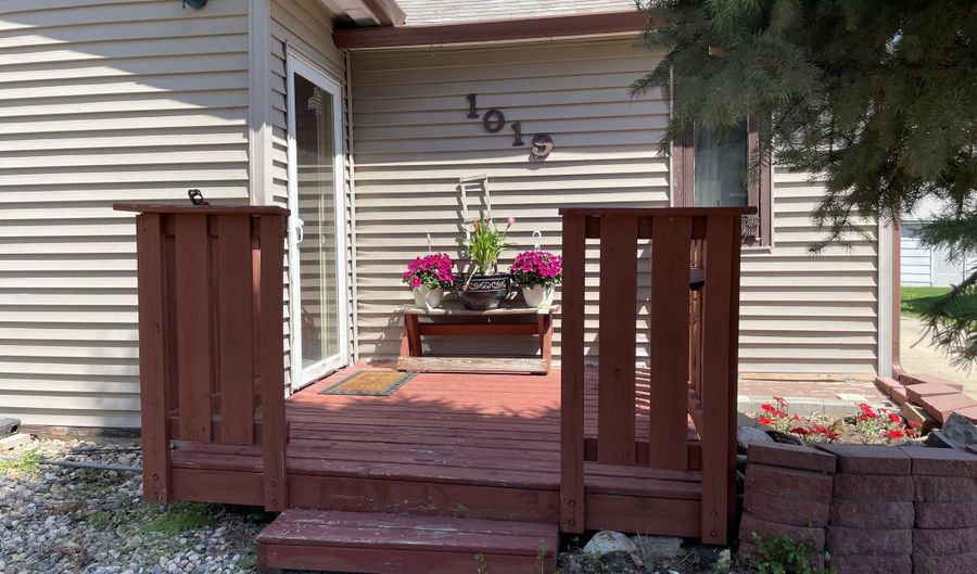 1019 S Lincoln St, Aberdeen, SD 57401 - 2 Beds, 2 Bath
