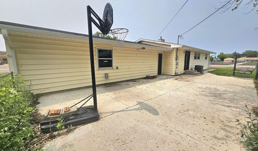 1403 S Lloyd St, Aberdeen, SD 57401 - 3 Beds, 2 Bath