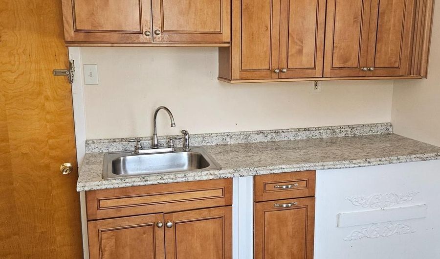 421 CLEMENTS BRIDGE Rd, Barrington, NJ 08007 - 1 Beds, 1 Bath