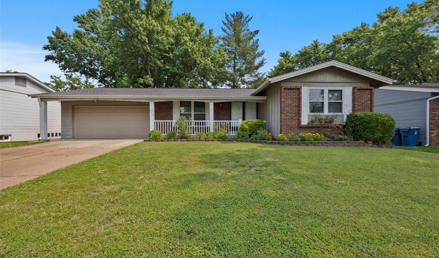 527 Blazedwood Dr, Ballwin, MO 63021 - 3 Beds, 3 Bath