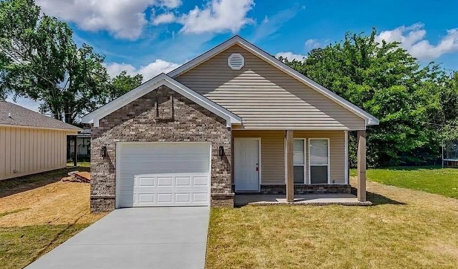 111 College St, Batesville, MS 38606 - 3 Beds, 2 Bath