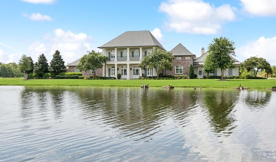 21910 Rabbit Run Dr, Baton Rouge, LA 70817 - 5 Beds, 6 Bath