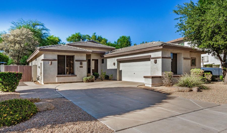 854 E AQUARIUS Pl, Chandler, AZ 85249 - 4 Beds, 3 Bath