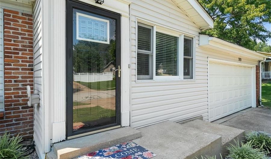 909 Parma Dr, Ballwin, MO 63021 - 3 Beds, 2 Bath