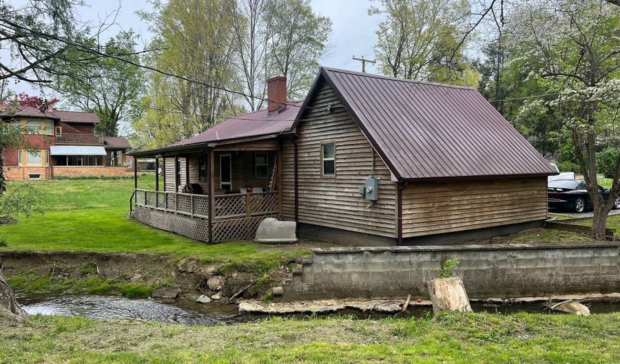 120 Wickham St, Alderson, WV 24910 - 3 Beds, 2 Bath