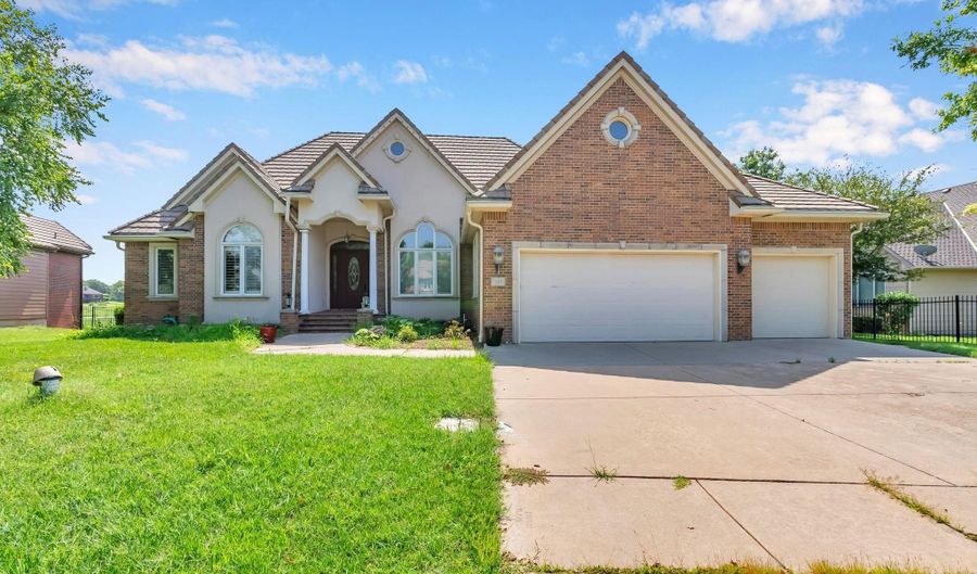 618 18th Fairway, Andover, KS 67002 - 4 Beds, 4 Bath