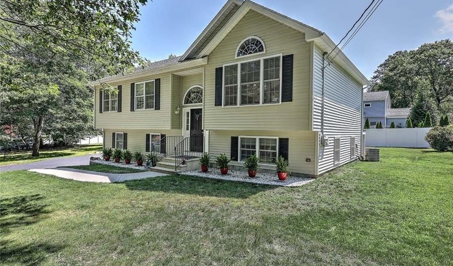 37 Lakeview Ave, Lincoln, RI 02865 - 3 Beds, 3 Bath