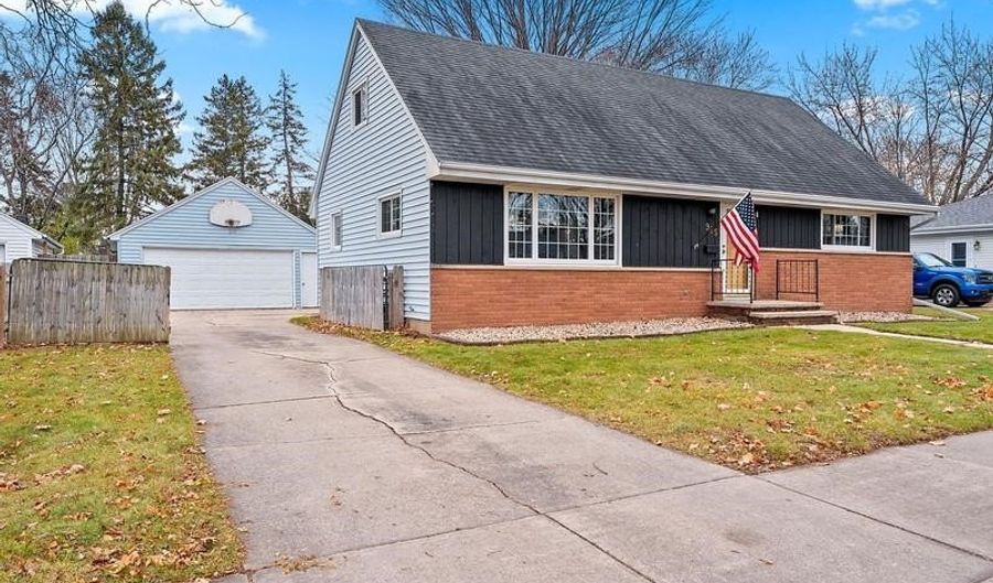 925 W LINDBERGH St, Appleton, WI 54914 - 4 Beds, 2 Bath