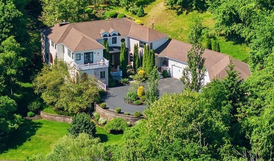 15 Chardonnay Ter, Bedford, NH 03110 - 5 Beds, 5 Bath
