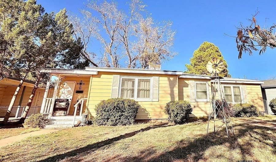 208 Vine St, Carlsbad, NM 88220 - 4 Beds, 2 Bath