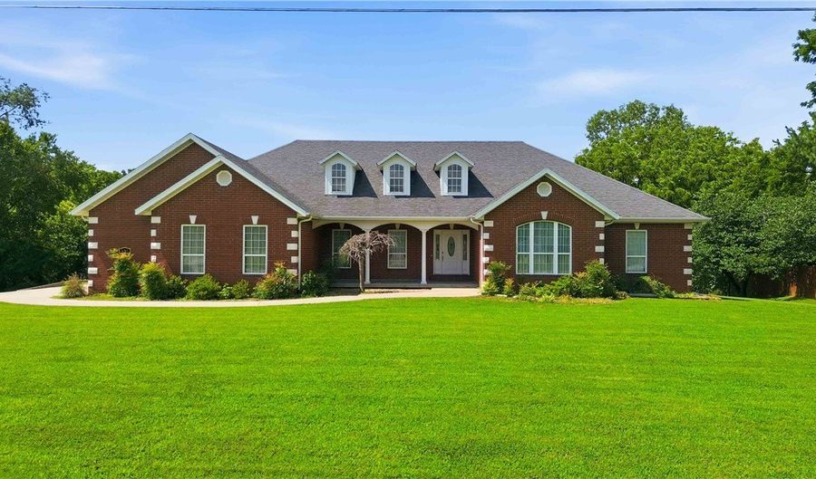 136 Riverview Dr, Anderson, MO 64831 - 5 Beds, 3 Bath