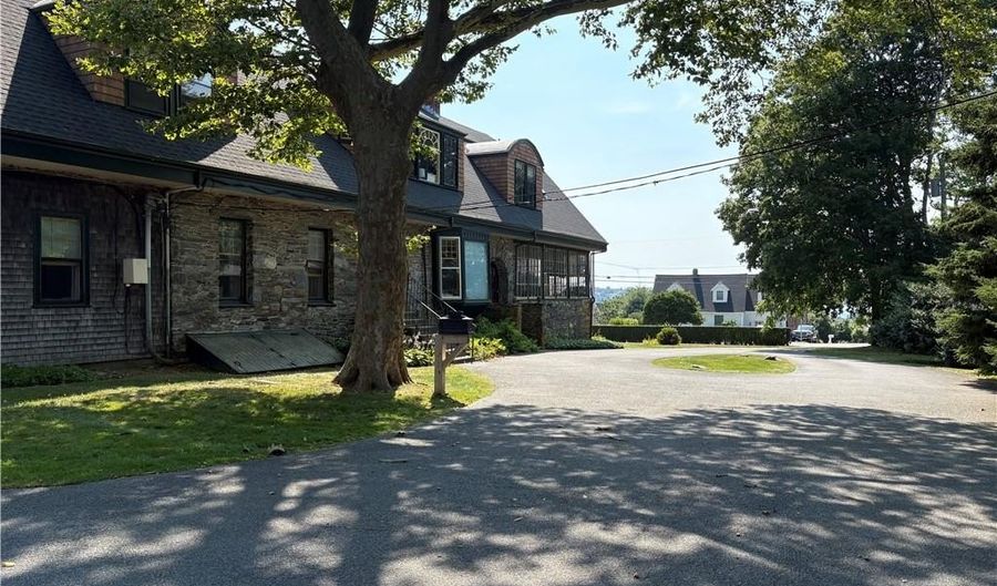 438 Wolcott Ave 2, Middletown, RI 02842 - 1 Beds, 1 Bath