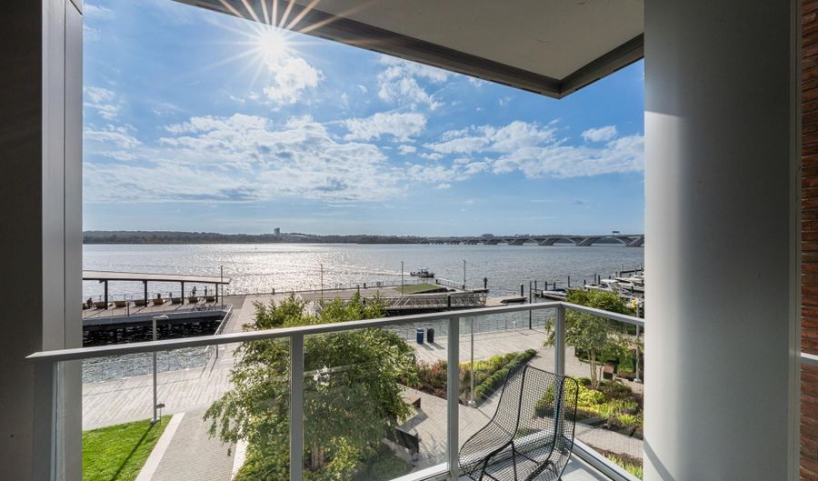 310 STRAND St 304, Alexandria, VA 22314 - 2 Beds, 3 Bath