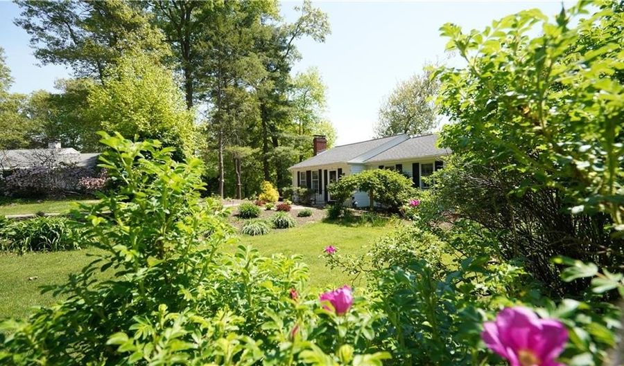 70 Westwood Park Cir, Attleboro, MA 02703 - 2 Beds, 2 Bath