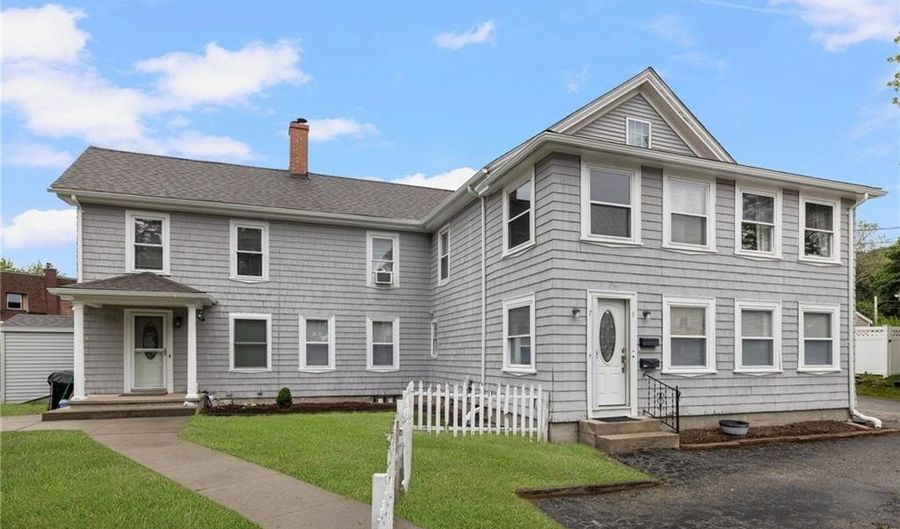7 Allen Ave, North Providence, RI 02911 - 5 Beds, 4 Bath