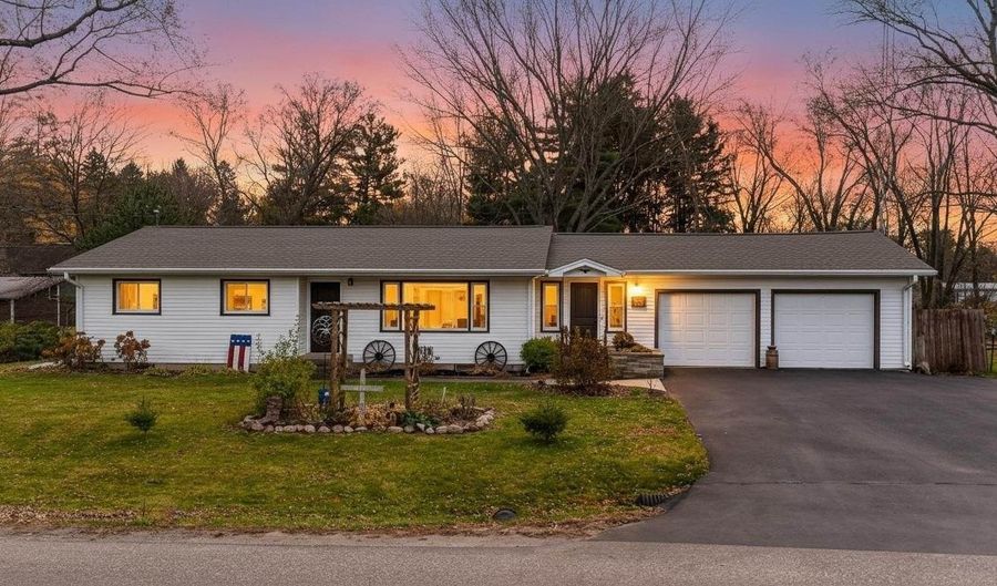 235 School St, Amherst, WI 54406 - 3 Beds, 1 Bath