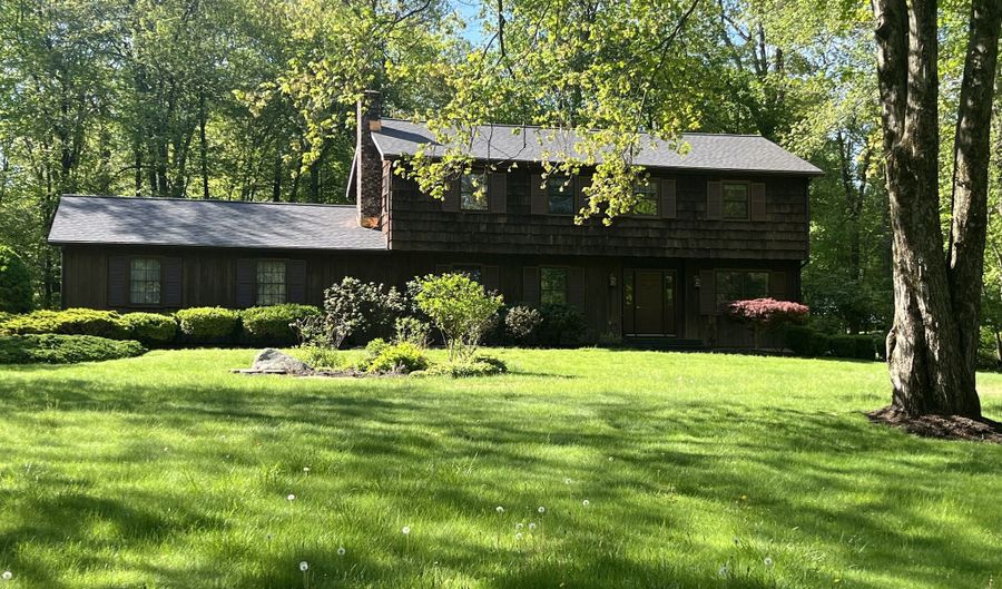 10 Tanglewood Dr, Danbury, CT 06811 - 4 Beds, 3 Bath