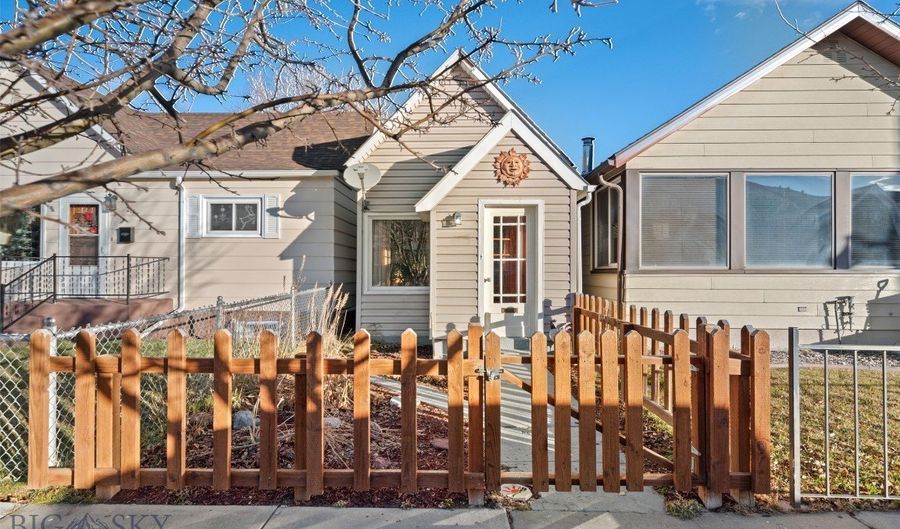 212 W 3rd St, Anaconda, MT 59711 - 2 Beds, 1 Bath