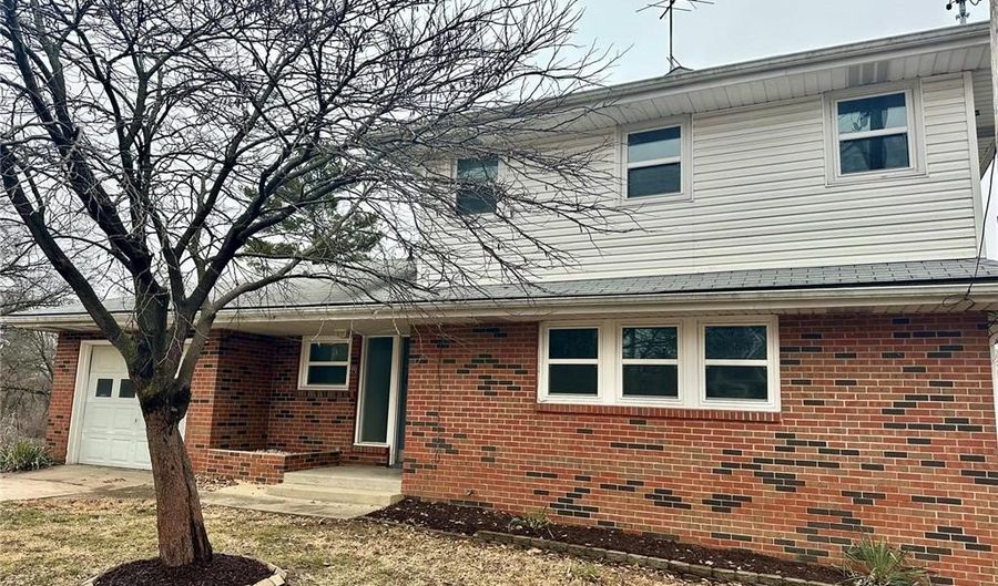 30 W Marietta Pl, Alton, IL 62002 - 3 Beds, 3 Bath