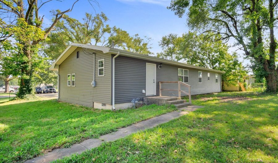 702 E Highland St, Aurora, MO 65605 - 3 Beds, 1 Bath