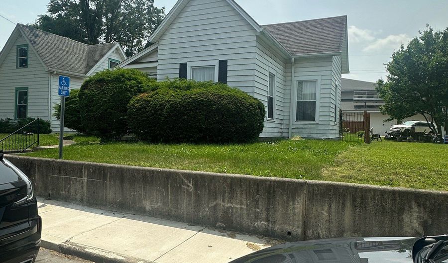 803 W 12th St, Anderson, IN 46016 - 3 Beds, 1 Bath