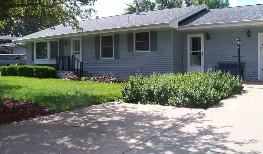 225 W Zeller St, North Liberty, IA 52317 - 2 Beds, 3 Bath