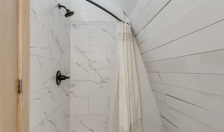 12800 Oakridge Rd, Arcadia, OK 73007 - 6 Beds, 3 Bath